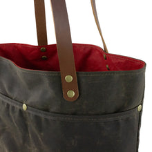 Load image into Gallery viewer, vegetable tanned leather strap detail